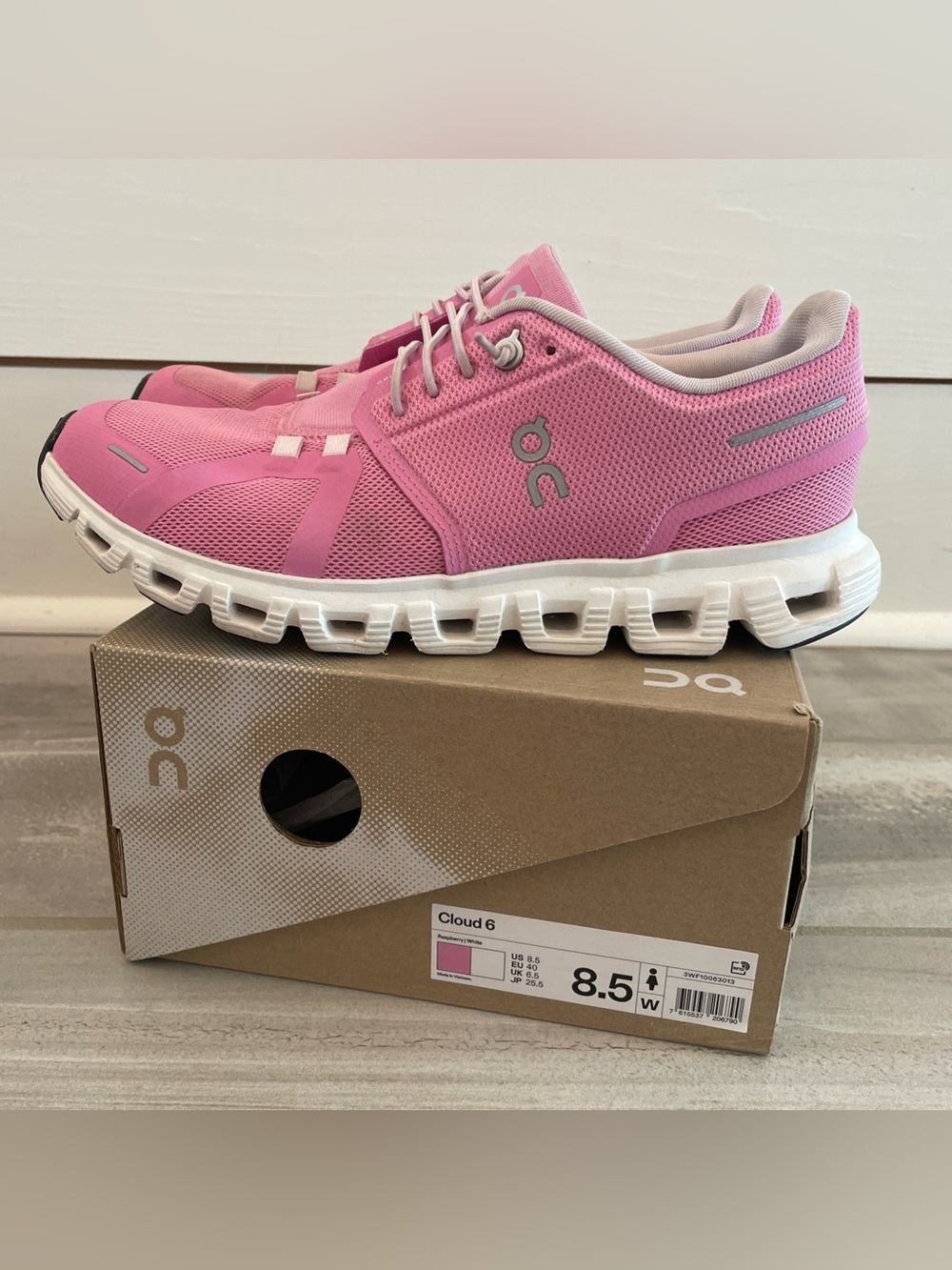 On Running Women's Cloud 6 Raspberry/White Women’s 8.5 Tennis Shoes - Picture 3 of 12
